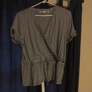Vineyard vines striped top size large